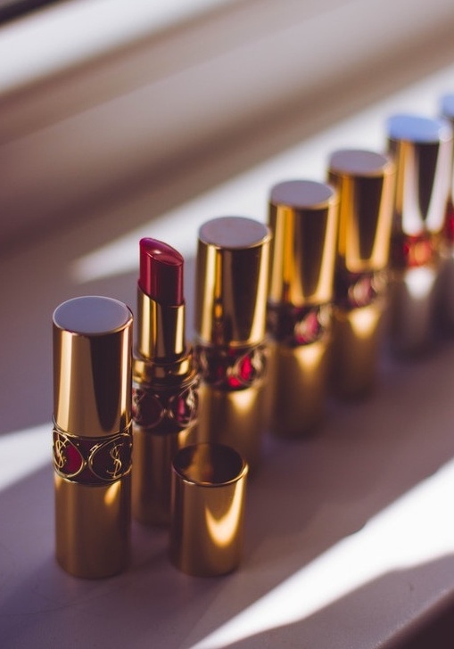 lipstick petroleum, tube of lipstick, petroleum product, petroleum in cosmetics